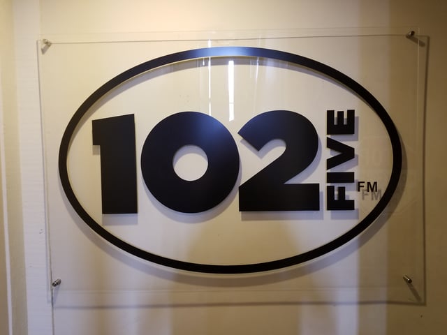 CD 102.5 wall logo